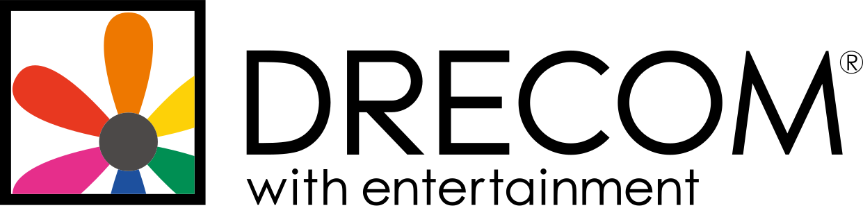 Das Logo von Drecom. Auf der linken Seite ist ein Quadrat mit einer Blume mit einem orangenen, roten, lilalen, blauen und grünem Blatt. Auf der rechten Seite der Schriftzug Drecom with entertainment.