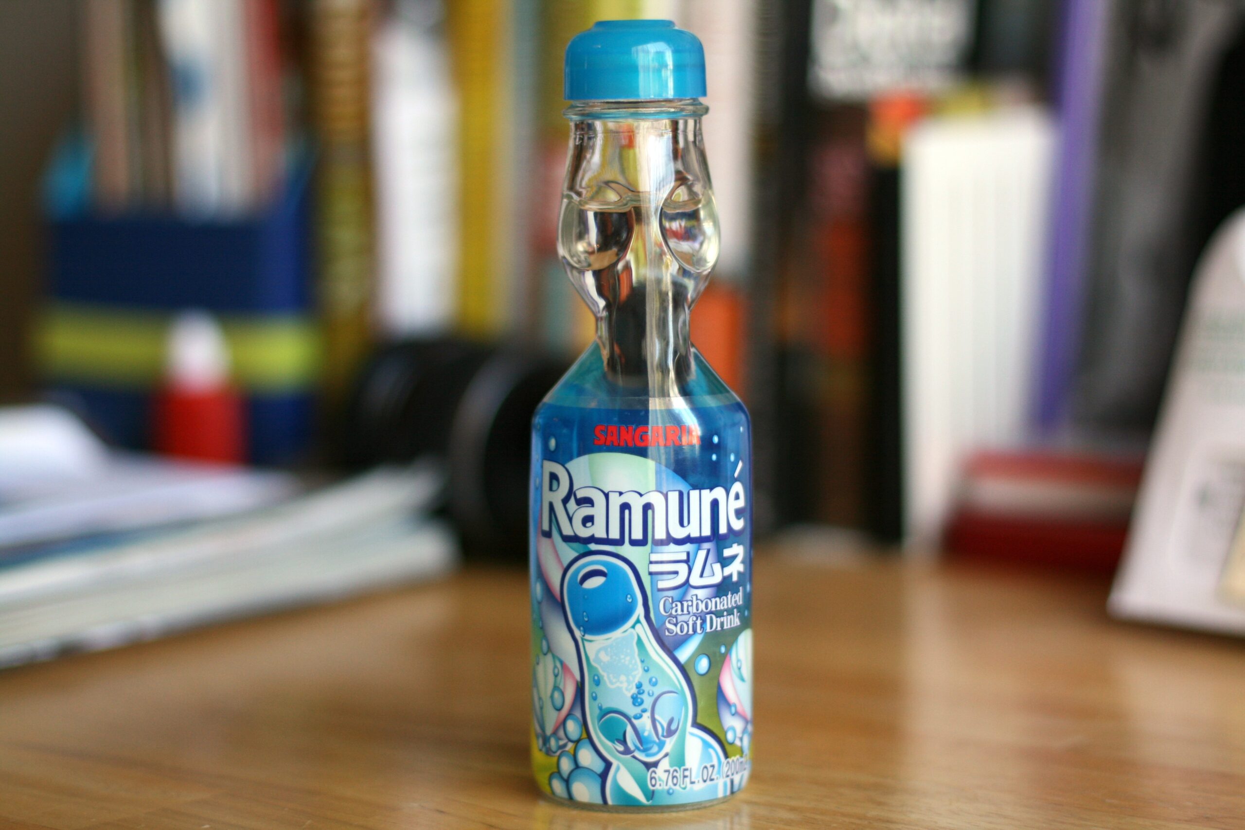 Ein Bild einer Flasche Ramune. Ein japanischer Softdrink in einer speziellen Flasche mit Kugelverschluss.